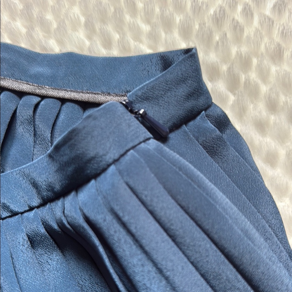 💚 Elegant Blue & Green Pleated Skirt + black Top set. - Picture 5 of 5